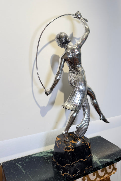 Guirande - Danseuse au Thyrse