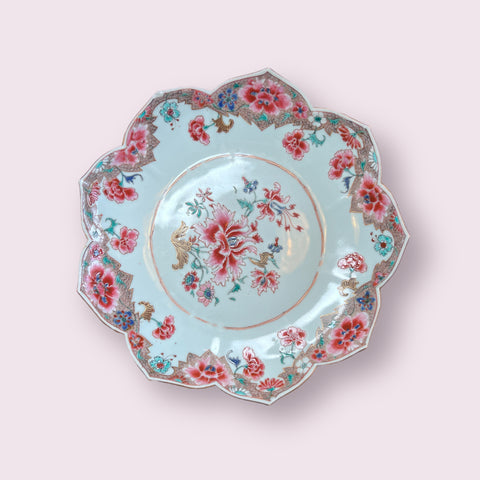 Qianlong Famille Rose lotus-shaped dishes with floral design