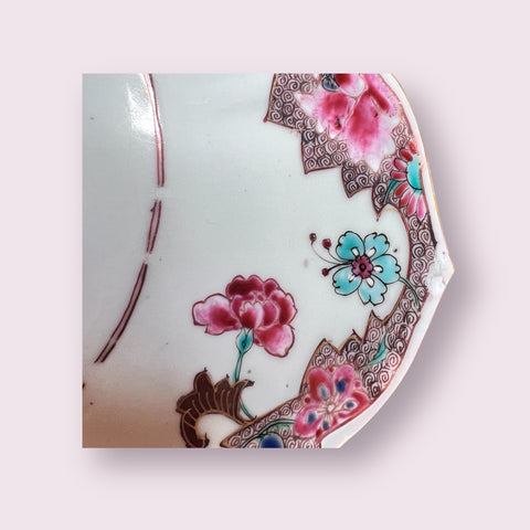 Qianlong Famille Rose lotus-shaped dishes with floral design